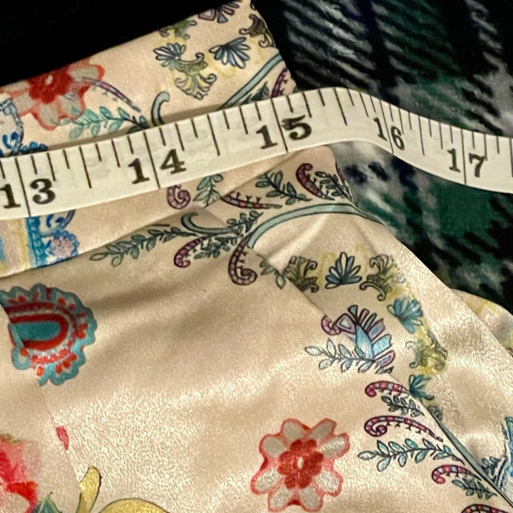 Umgee Floral Paisley Cream Women's Shorts, size L, NWT - Picture 10 of 13